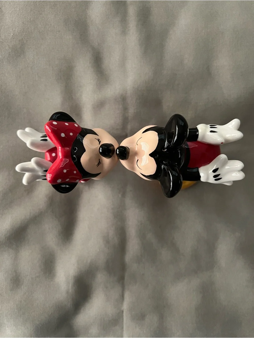Disney Minnie & Mickey Ceramic Kissing Salt and Pepper Shakers